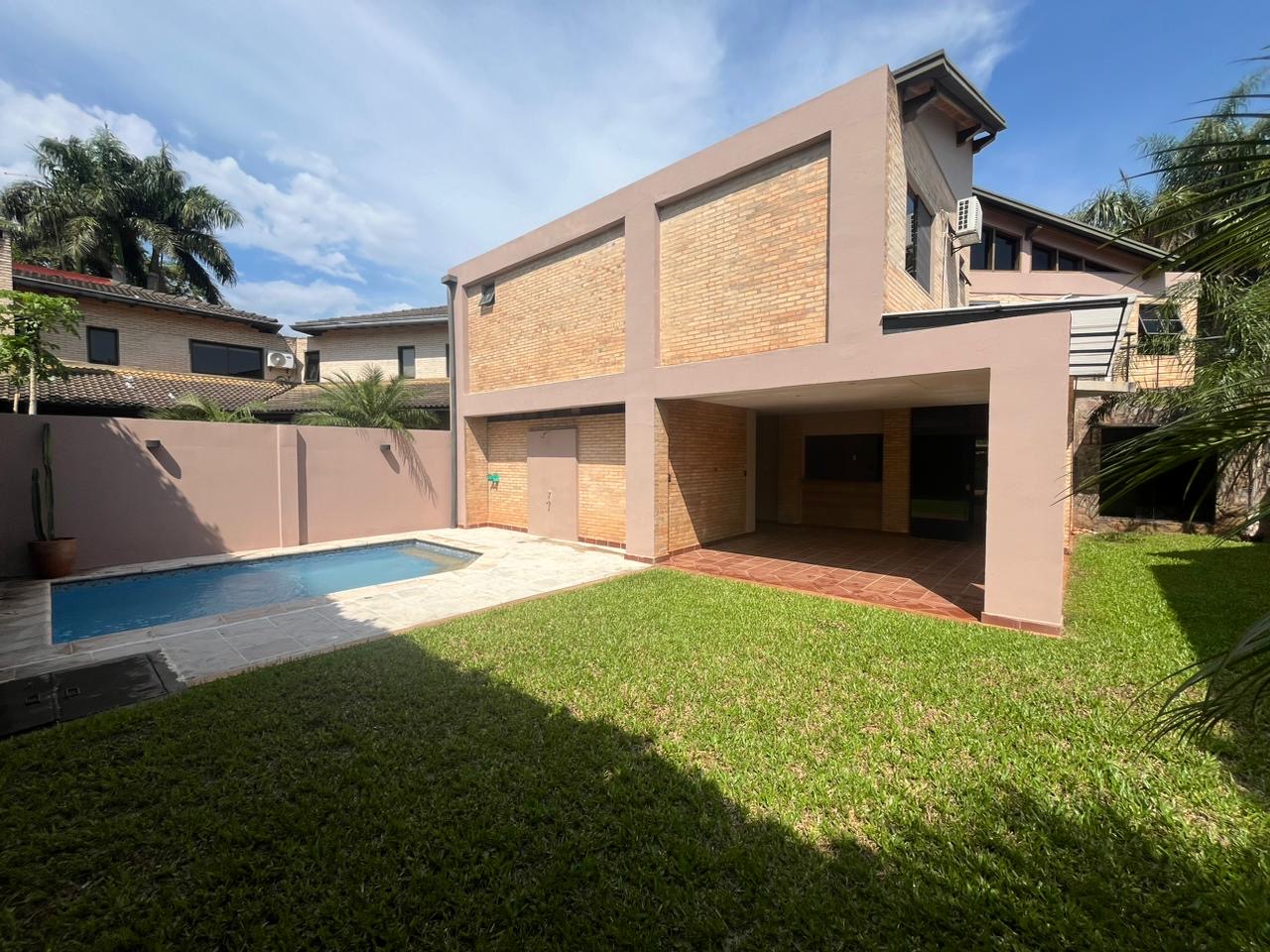 VENDO CASA EN CONDOMINIO DE LUQUE CON 3 DORMITORIOS EN SUITE — foto 2