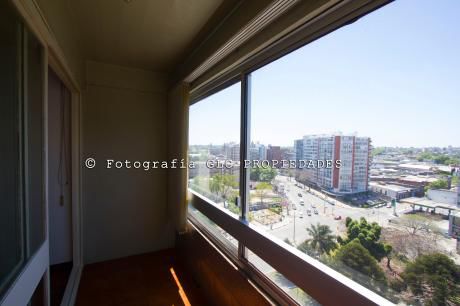 Amplio Apartamento. Piso Alto Con Excelentes Vistas. Muy Buen Estado.