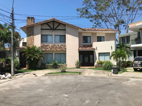 Casa En Anticretico Condominio Barrio Norte
