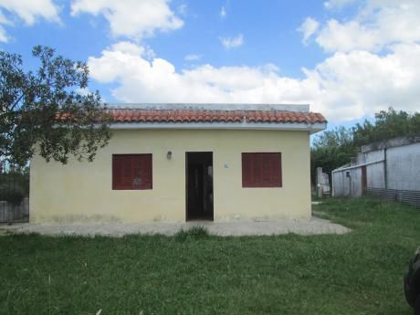 Casa Con Apartamento Al Fondo Ubicados Sobre Ruta 102