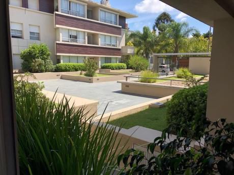 Apartamento En Con Patio ,rodeado De Verde.