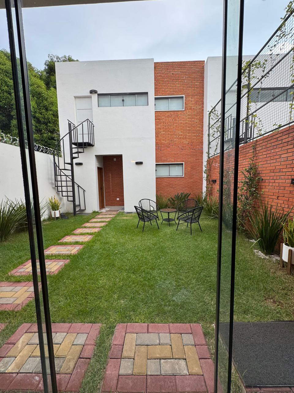 ALUGUEL | CASA GEMINADA TOTALMENTE MOBILIADA EM RECOLETA — foto 2