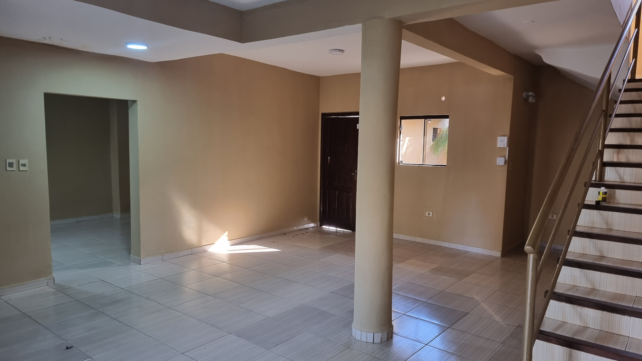 VENDO HERMOSA REWSIDENCIA CON PISCINA EN AREA 1!! — foto 2