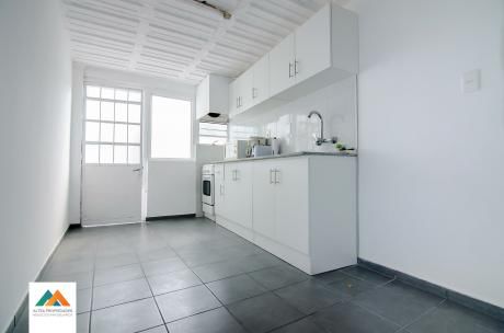 Casona Con Azotea, Buena Distribución, Garage Para 2 Autos