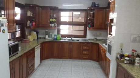 Residencia En Barrio Villa Morra