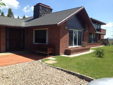 Venta Importante Casa En Barrio Privado Colinas De Carrasco.