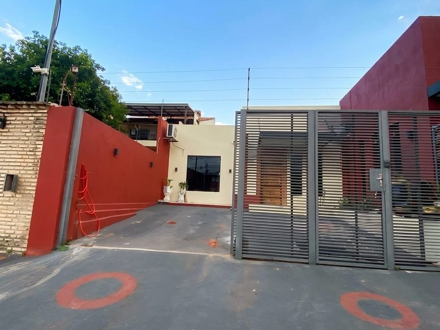 SA CON SALÓN COMERCIAL EN ADVA. MÉDICOS DEL CHACO — foto 2