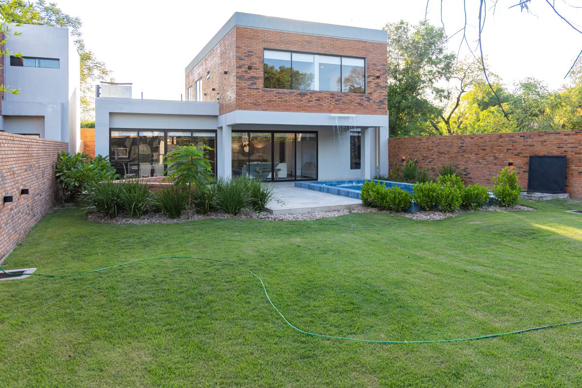HERMOSA CASA DE ESTILO MODERNO MINIMALISTA – SAN BERNARDINO CASA PUEBLO HOMES — foto 2