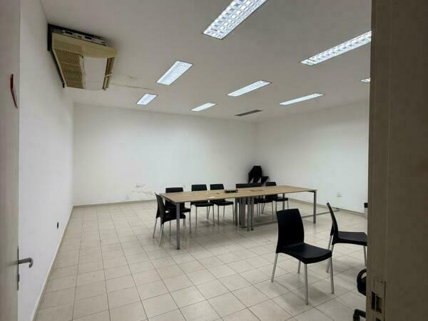 SE ALQUILA AMPLIO SALÓN COMERCIAL EN UBICACIÓN ESTRATÉGICA — foto 3