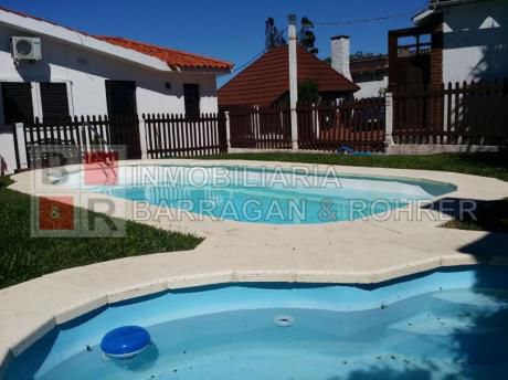 Amplio Chalet Con Piscina