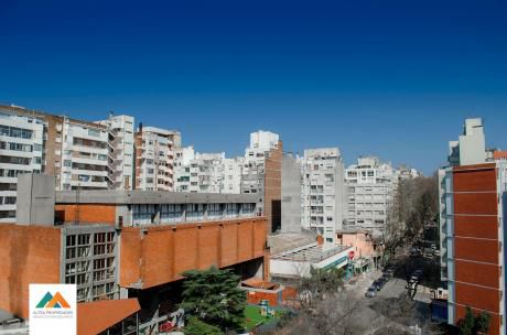 Monoambiente Con Gran Terraza Al Frente, A 1 Cuadra De La Rambla