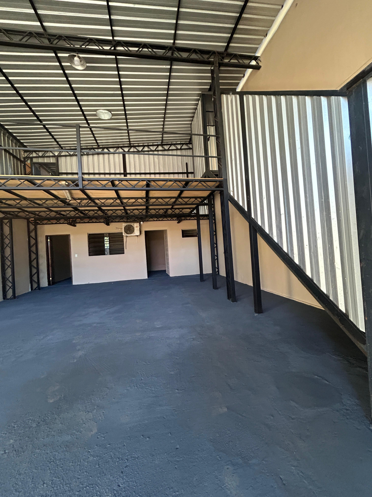 ALQUILO SALÓN COMERCIAL CON OFICINAS Y AMPLIO DEPÓSITO – LUQUE 4TO BARRIO — foto 2