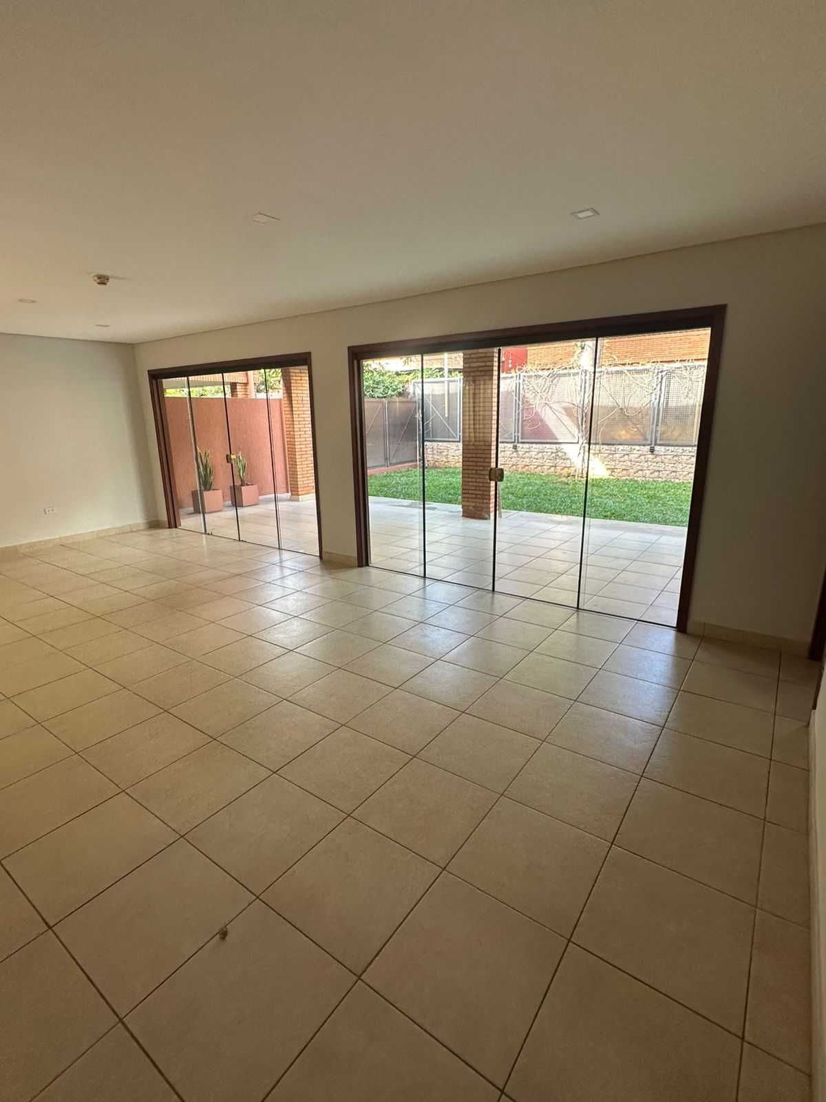 Casa De 5 Dormitorios En Condominio En Barrio Mcal. Estigarribia — foto 3