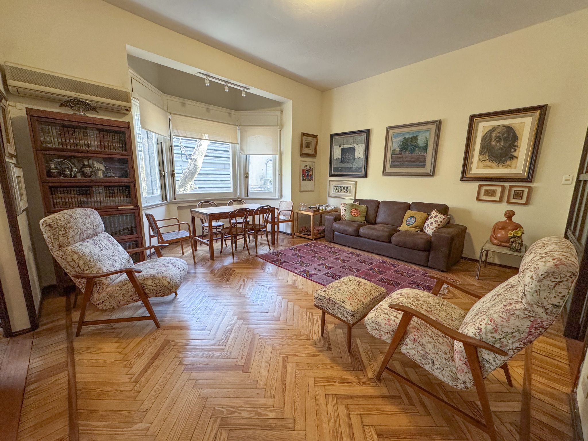 Apartamento de dos dormitorios y servicio en el Centro.