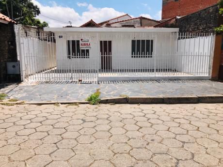 Céntrica Casa En Alquiler, Ubicada Entre 1er Y 2do Anillo