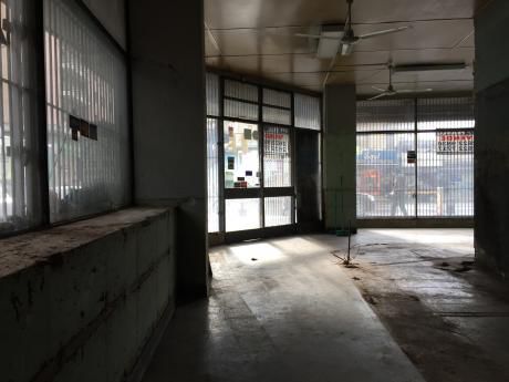 Venta Local Comercial Sobre 18 De Julio, Esquina, Gran Frente!!!
