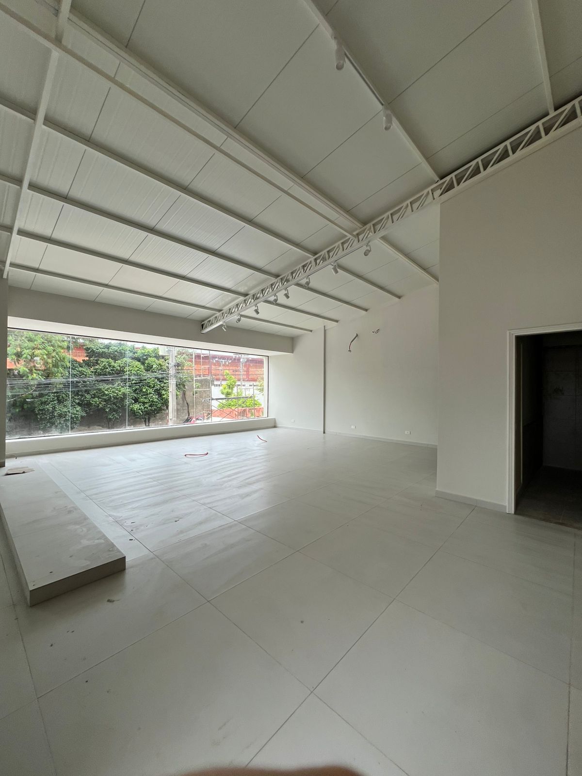 ALQUILER DEPÓSITO CON OFICINAS – ZONA IPS CENTRAL — foto 3
