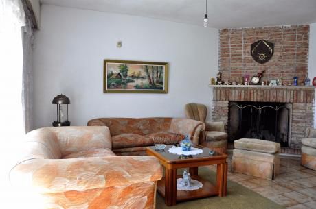 Casa En 2 Plantas, 6 Dorm., 4 Baños, Garage X2 Y Barbacoa.