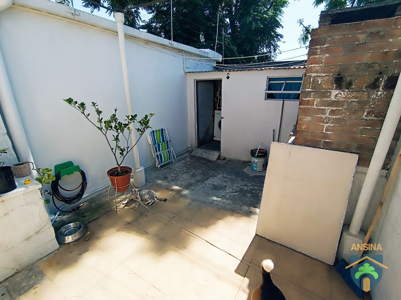 Casa en alquiler de 2 dormitorios c/ cochera en Cerro. Terreno esquina. · Foto 10