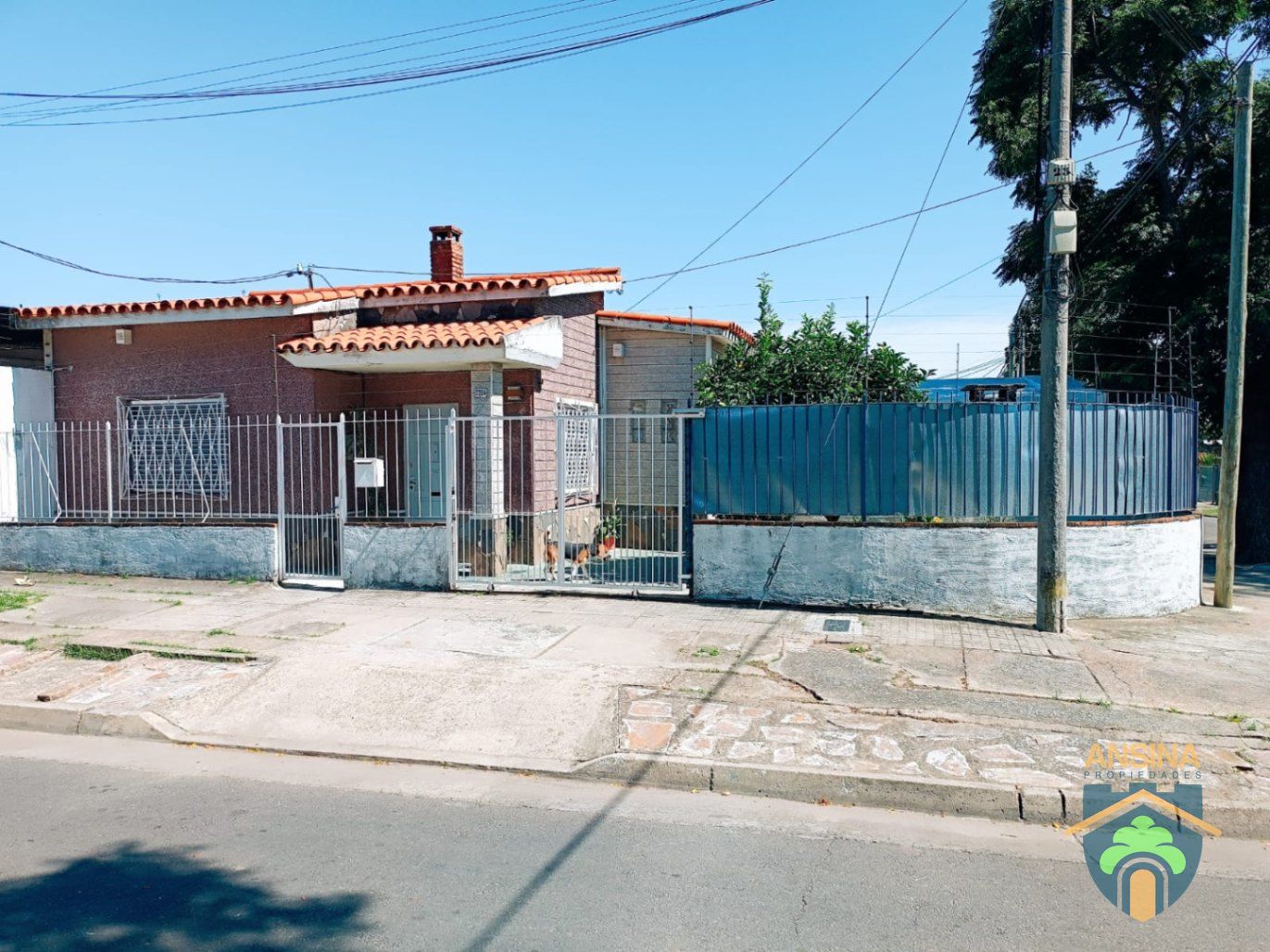 Casa en alquiler de 2 dormitorios c/ cochera en Cerro. Terreno esquina.
