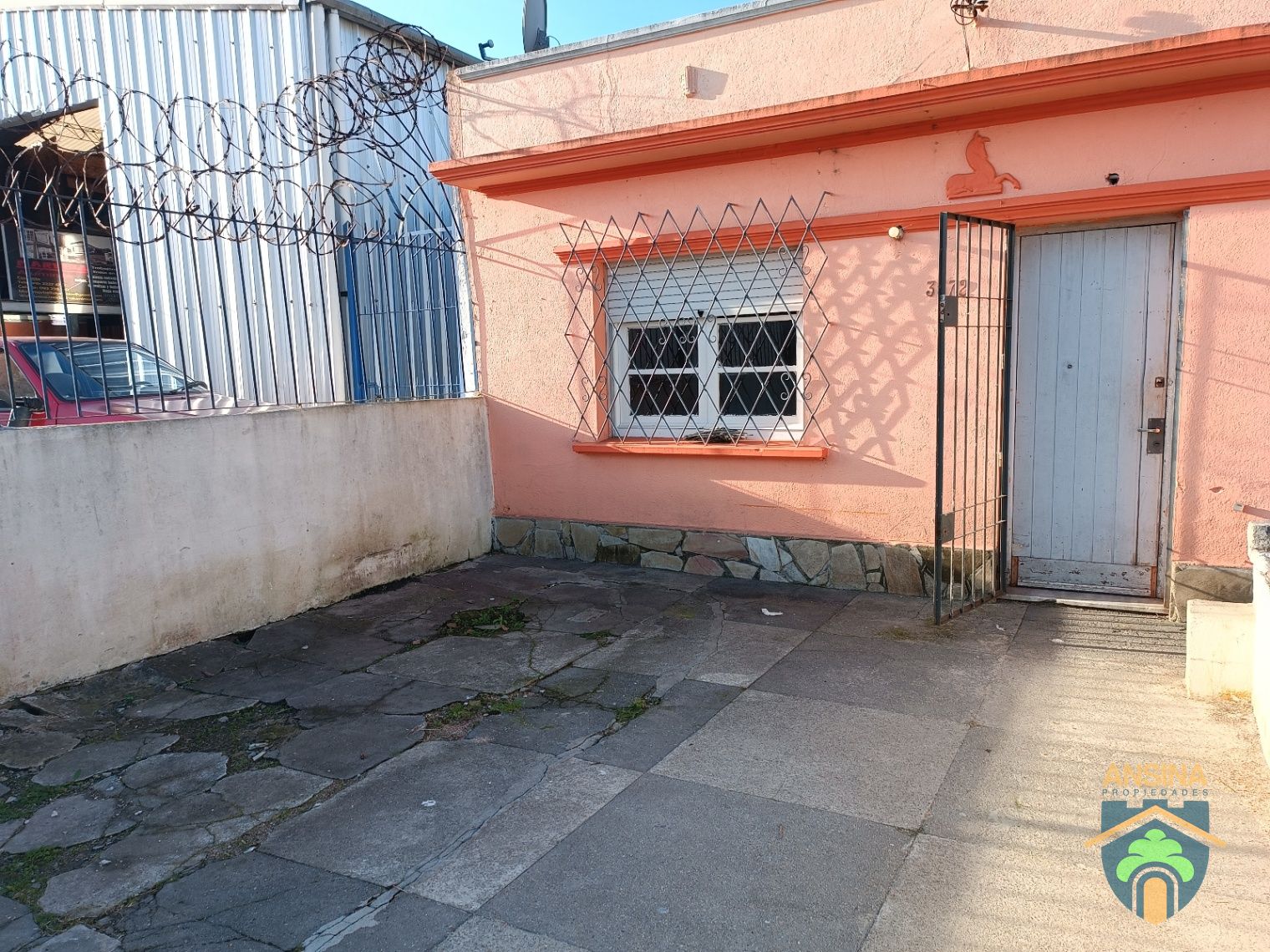 Casa en VENTA c/ Sótano y cochera en Bella Italia, calle Turín