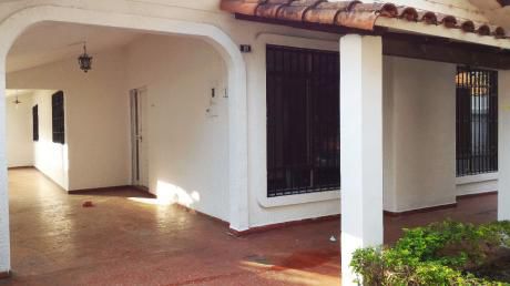 Casa Segura Y Cómoda En Alquiler En Urbari Perfecta Para Negocio O Vivienda