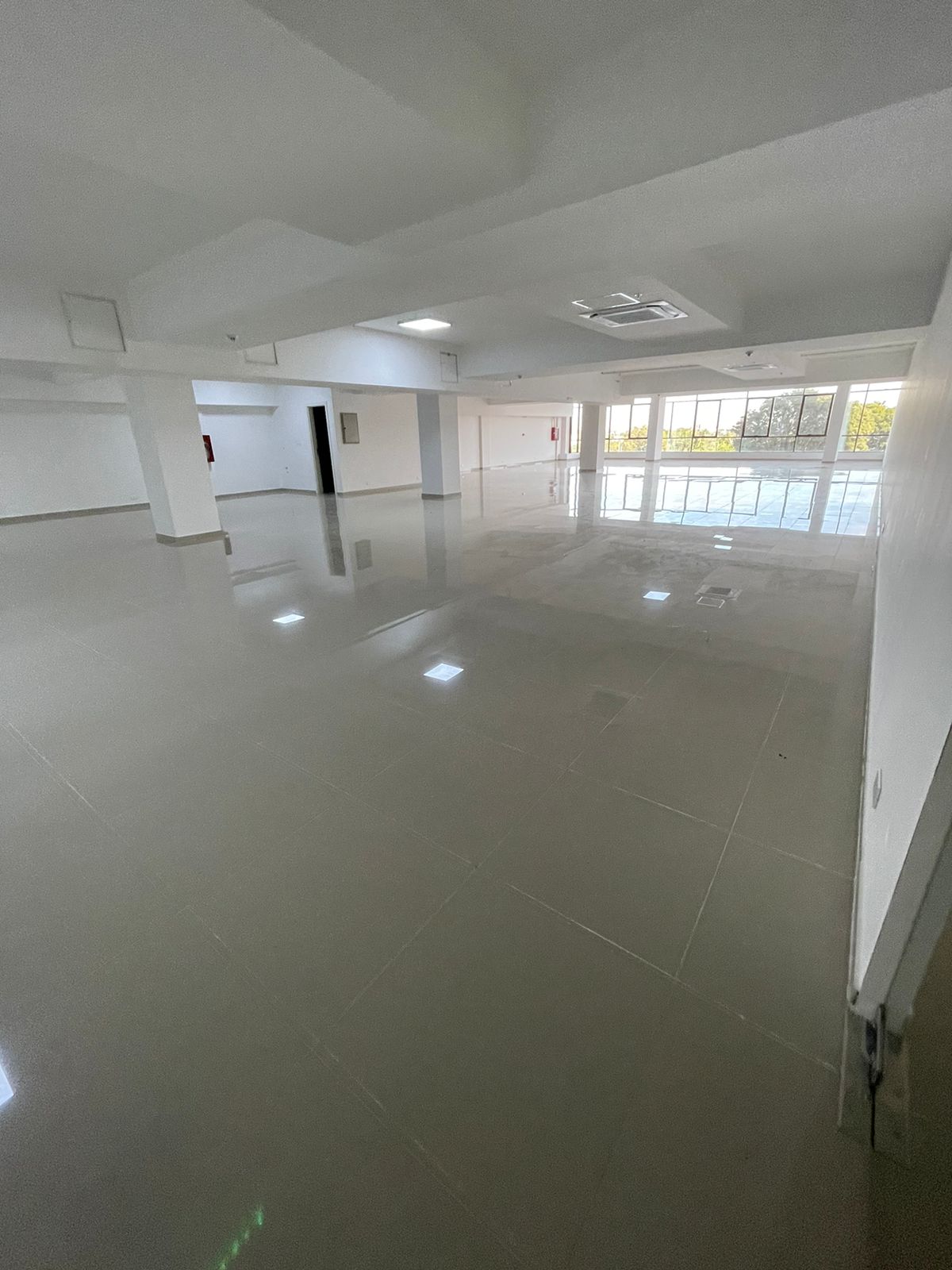 ALQUILER DE LOCAL COMERCIAL/ OFICINA — foto 2