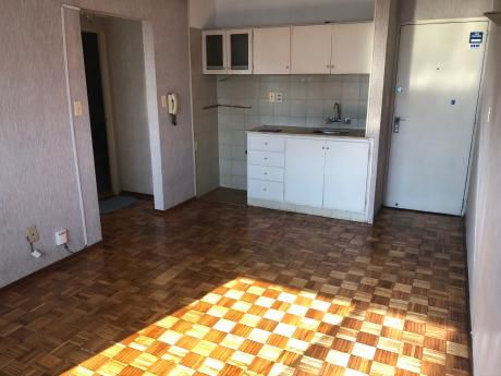 Soriano Y Yi. 1 Dorm. $16.000. Bajos Gc
