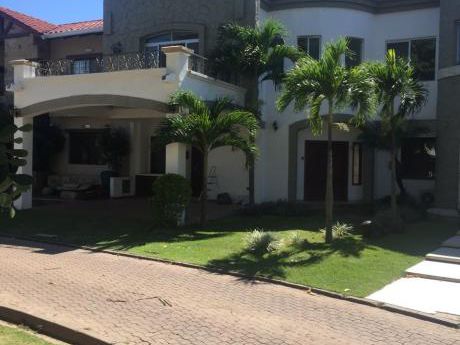 Inmobiliaria Ofrece: Casa En Condominio Venta O Anticretico