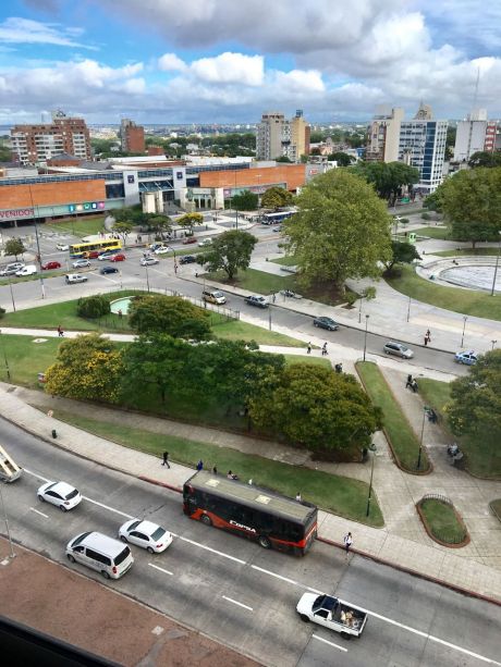 Venta De Apto. De 3 Dormitorios, A Metros De La Terminal Tres Cruces