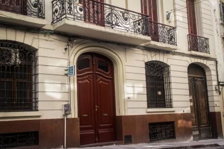 Edificio Con Negocio