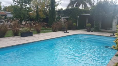 Casa Padrón único Con 846 M2 , Delimitada Totalmente Con Muros Perimetrales