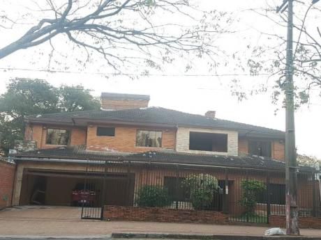 Residencia En Venta Sobre Avenida Perón