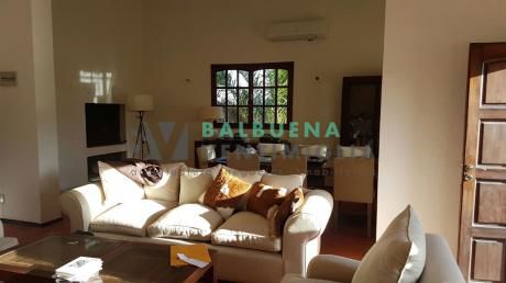 Casona En Venta, Oportunidad Unica - Nueva Helvecia
