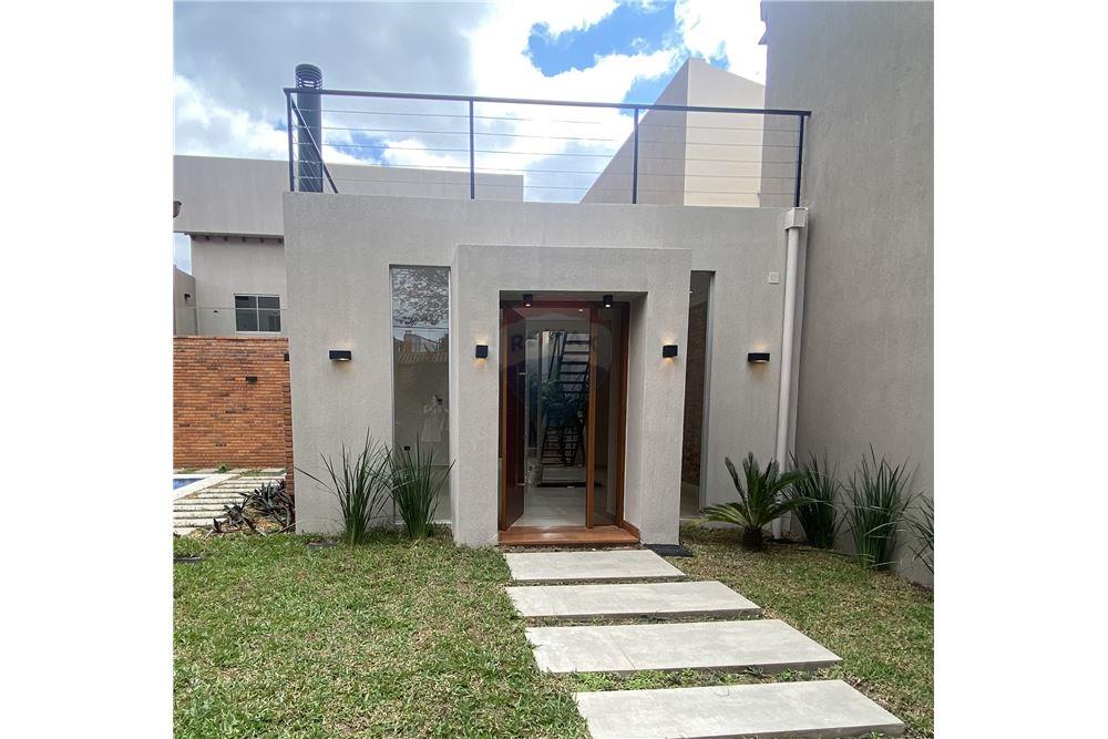 LUMINOSA Y AMPLIA RESIDENCIA EN B° MBURUCUYA — foto 2