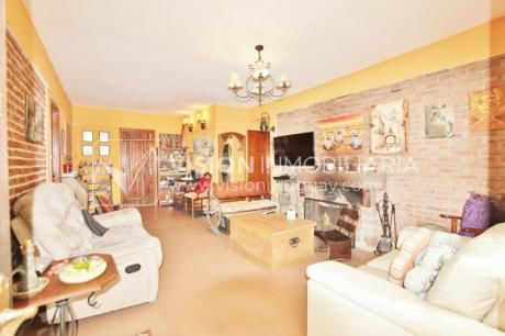 Casa Con Amplio Terreno En Lomas De Solymar!