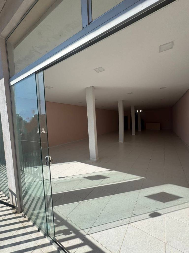 Amplio salón comercial en Fernando de la Mora - 400 m² en dos niveles — foto 3