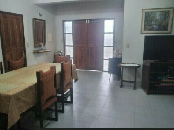 VENDO AMPLIA CASA EN ENCARNACIÓN — foto 3