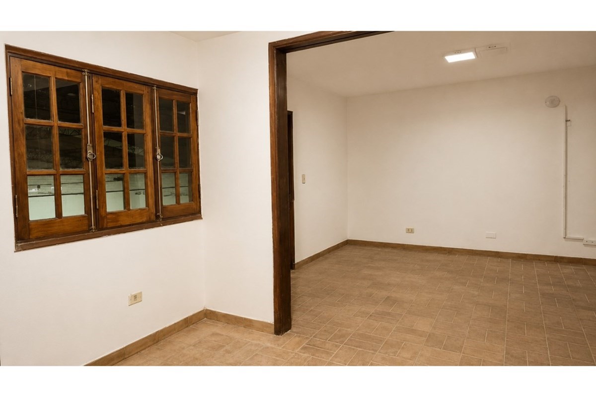 Depósito con Oficinas en Alquiler | Barrio Jara | 4 Cocheras — foto 3