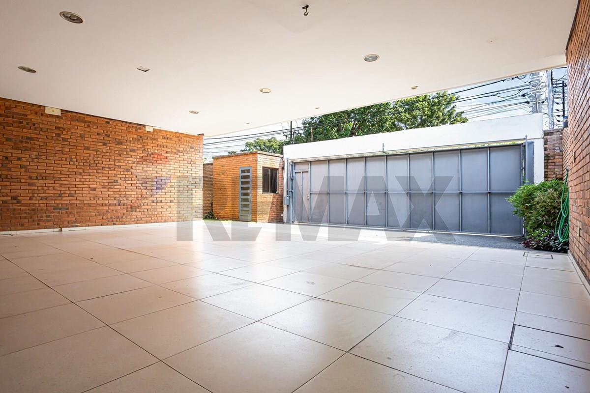 Vendo Residencia de Lujo en Barrio Mariscal Estigarribia — foto 2