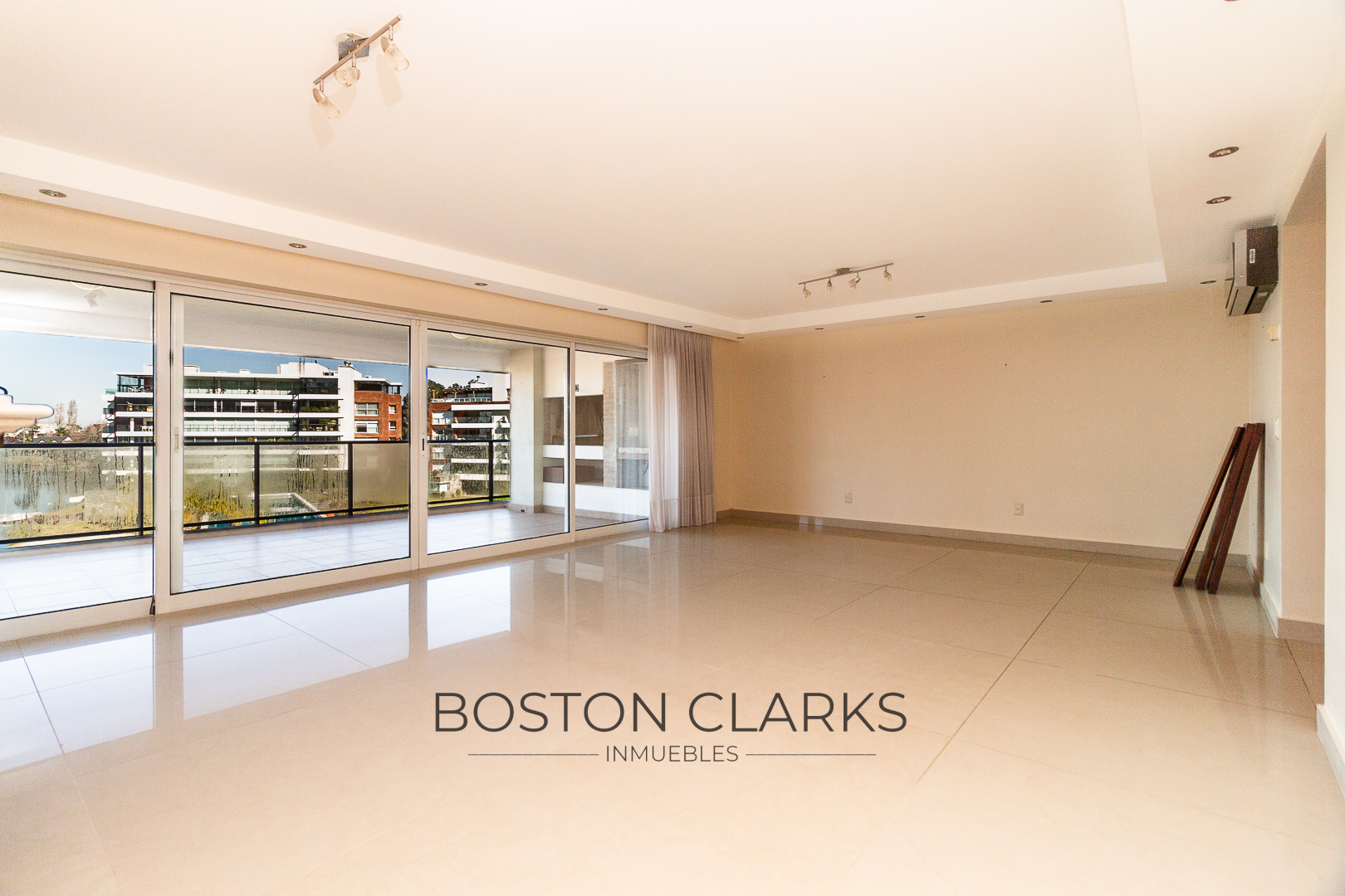 Apartamento En Alquiler De Tres Dormitorios Con Terraza Y Parrillero En Carrasco · Foto 4