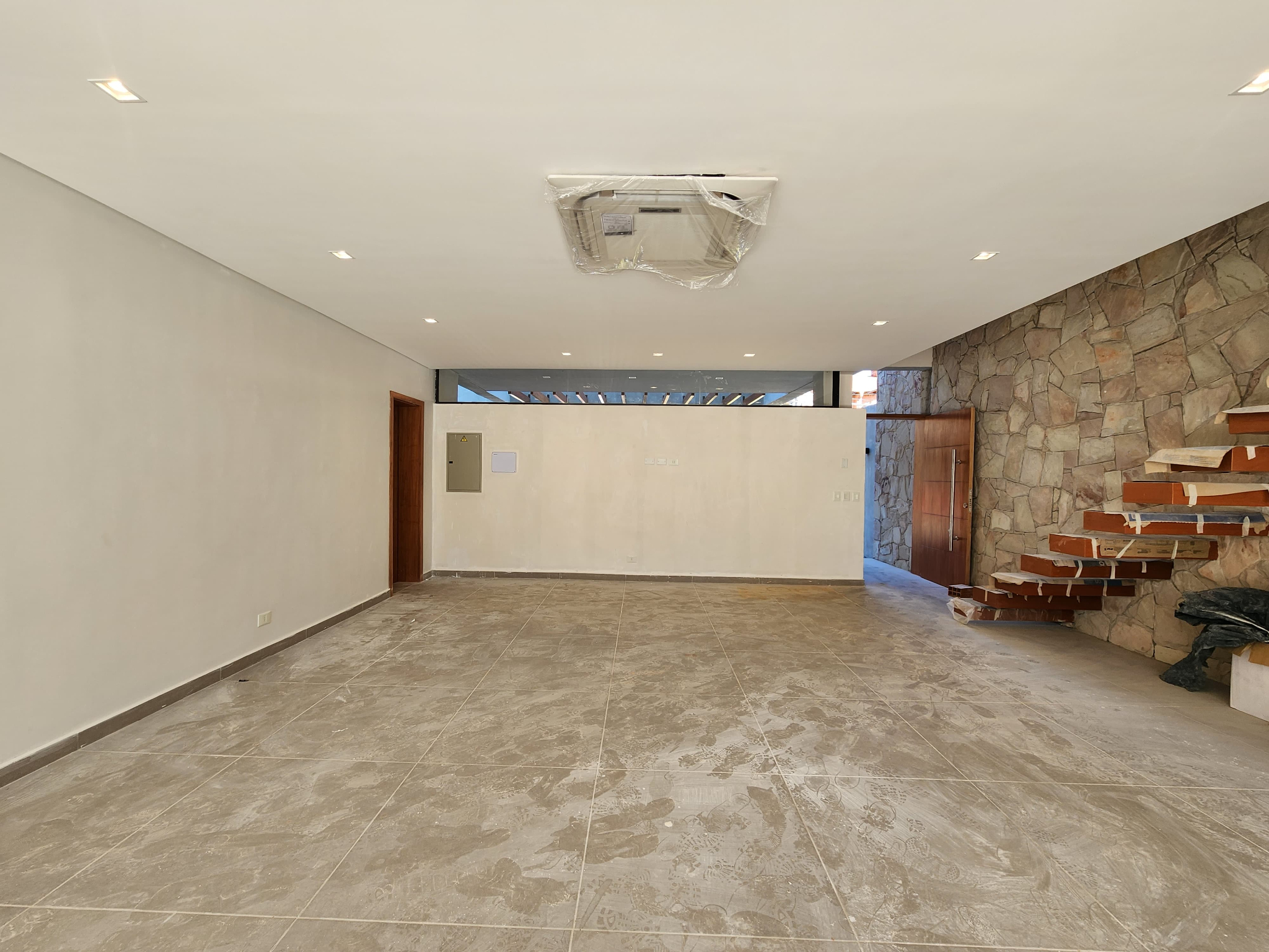 EN ALQUILER - CASA PAREADA DE 3 SUITES BARRIO MBURUCUYA — foto 2