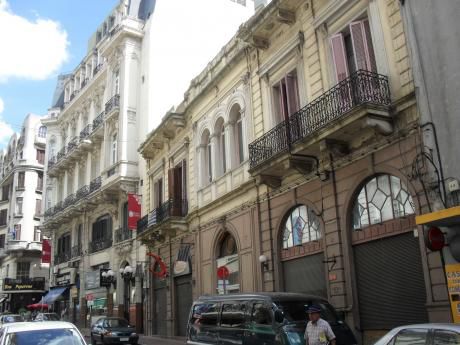 Importante Edificio En Principal Zona Comercial De Ciudad Vieja