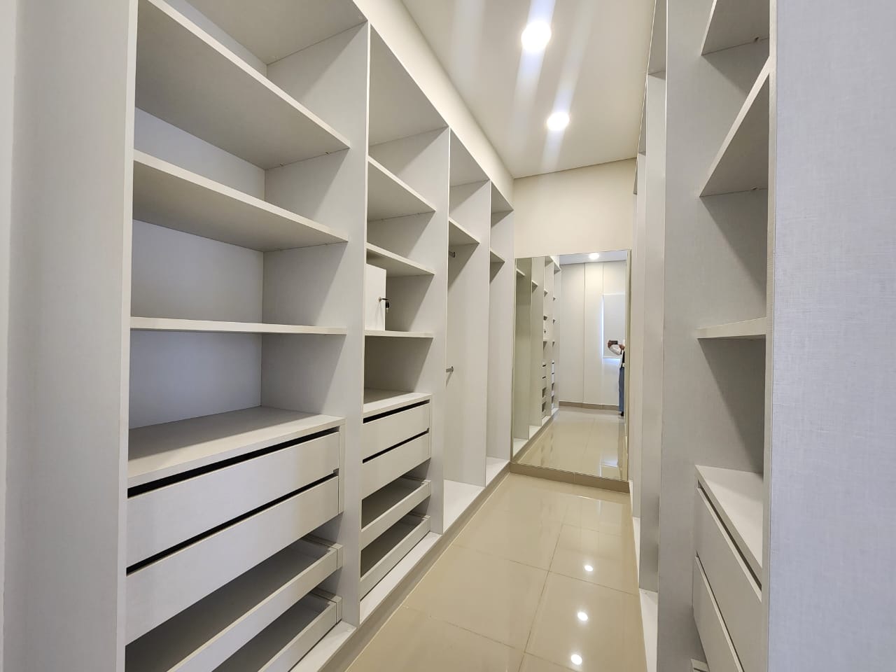*ALQUILO HERMOSA RESIDENCIA ESTILO TOSCANO*  Barrio Herrera — foto 3