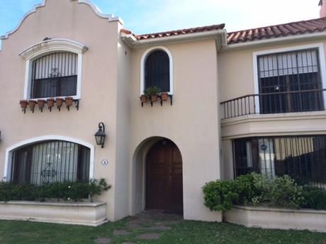 Casa En Condominio Privado, 4 Dorm, Cochera, Fondo.. Parrillero