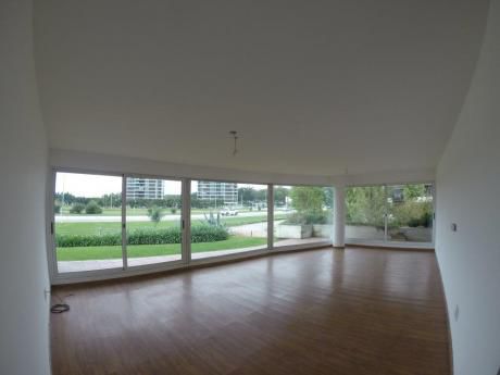 Apto De 3 Dormitorios Con Ambientes Amplios Y Jardín.