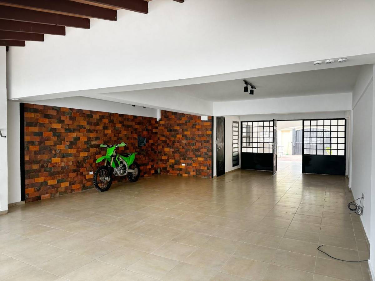 ALQUILO TRIPLEX EN BARRIO MCAL ESTIGARRIBIA — foto 3