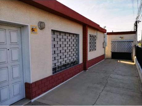Venta De Casa 3 Dormitorios , Las Piedras , Frente Al Hospital .