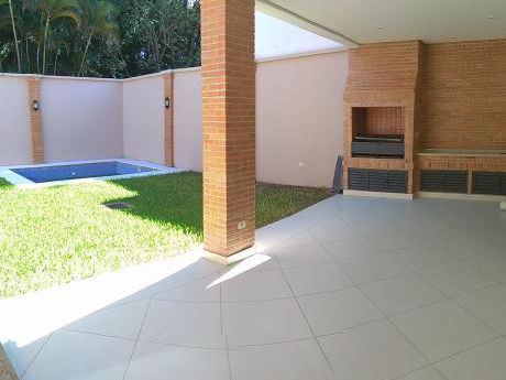 Alquilo Casa En El Barrio los Laureles.