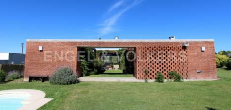 Casa Moderna Y Funcional En Barrio Privado